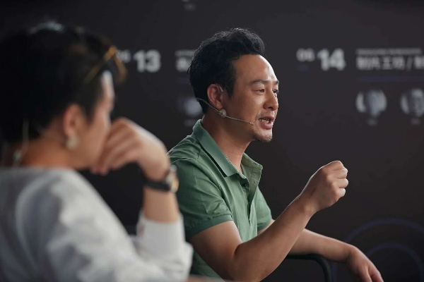 张颂文捡垃圾被剧组丢下?张纪中回应里藏着游戏玩家最懂的「组队规则」 张颂文捡垃圾被剧组丢下?张纪中回应里藏着游戏玩家最懂的「组队规则」