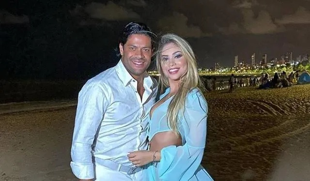 巴西球星胡尔克现任妻子卡米拉喜怀龙凤胎，前妻侄女身份引关注
