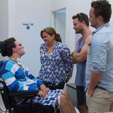 悉尼妹派对美照曝光！火辣身材惊艳众人，身材管理新典范