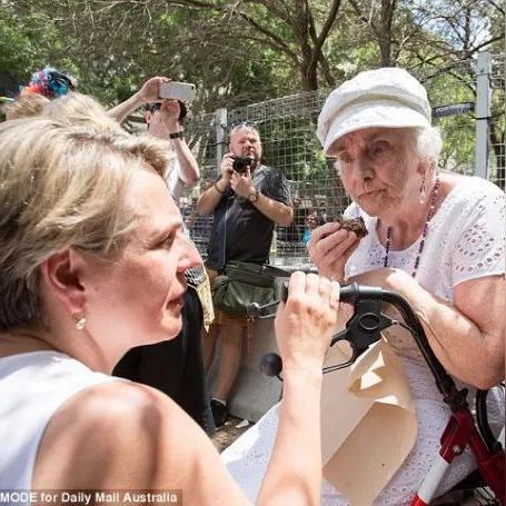 悉尼妹派对美照曝光！火辣身材惊艳众人，身材管理新典范