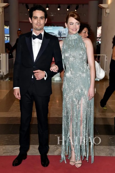 石头姐惊艳亮相红毯，白色长裙尽显曼妙身姿