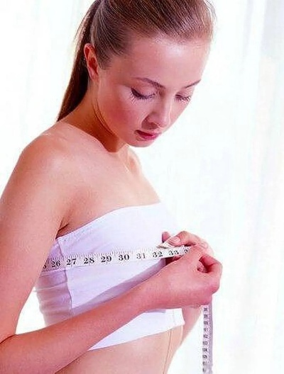 聚焦胸部的目光，解锁长寿秘诀的趣味探索