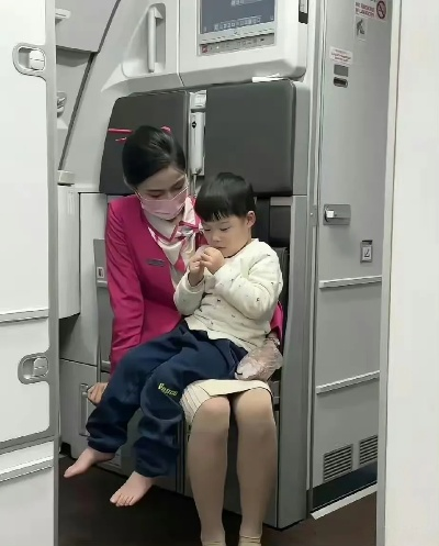 5岁娃独飞全流程曝光！空姐地勤接力陪护的「隐藏操作」你根本想不到
