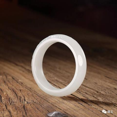 手镯的含义揭秘：爱情、亲情与美好祈愿