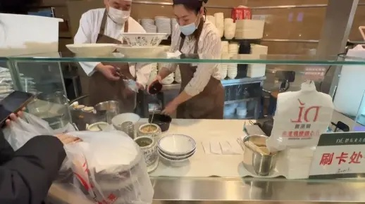 顾客逛胖东来打碎盘子引道歉，当事人泪目：胖东来服务新高度