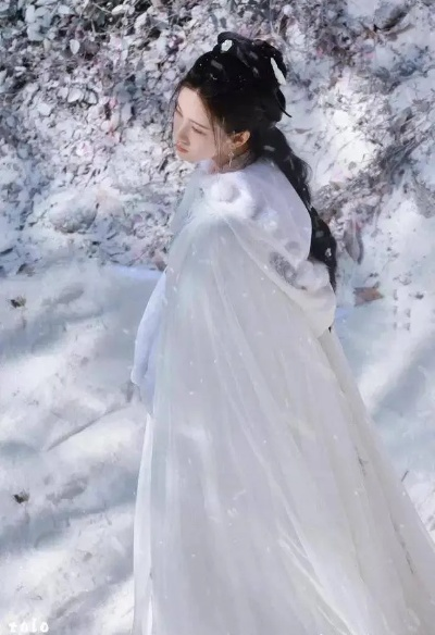 陈都灵《剑来》惊艳亮相，路透美裙仙气缭绕，清冷气质独领风骚