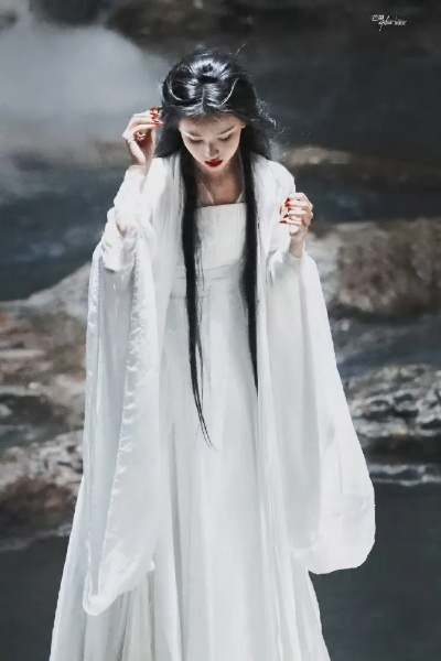 陈都灵《剑来》惊艳亮相，路透美裙仙气缭绕，清冷气质独领风骚