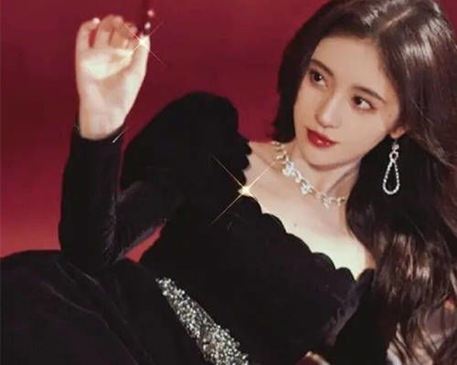 吴艳妮长发回归热搜，随歌舞动心情佳，新歌热舞价值飙升