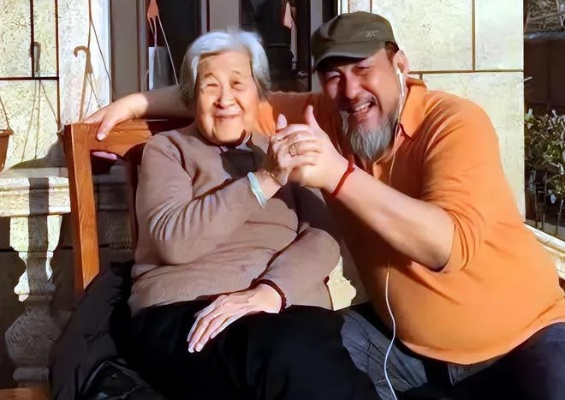 81岁奶奶直播《我的世界》疗愈孙子癌症，爱心游戏传递生命力量