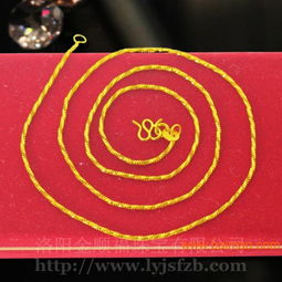 女子变金镯店主“软火烧金”巧施策略，八折优惠引关注