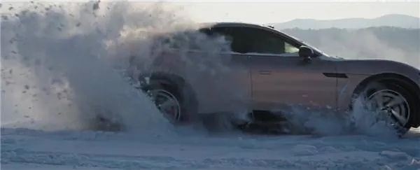 小米YU7独轮挑战极限坡道,15%冰面抓地力突破! 小米YU7独轮挑战极限坡道,15%冰面抓地力突破!