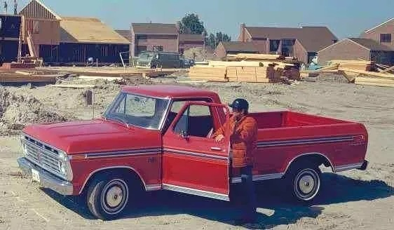 美国老人V字形全损皮卡奇迹获赠新车，见证传奇人生逆袭