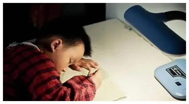 孩子作业落巴黎没敢说？游戏玩家用这招帮他「远程救急」还没露馅