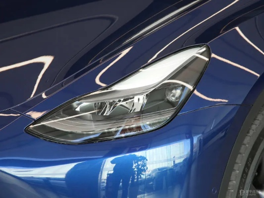 特斯拉Model S革新亮相，贯穿式大灯引领未来视界