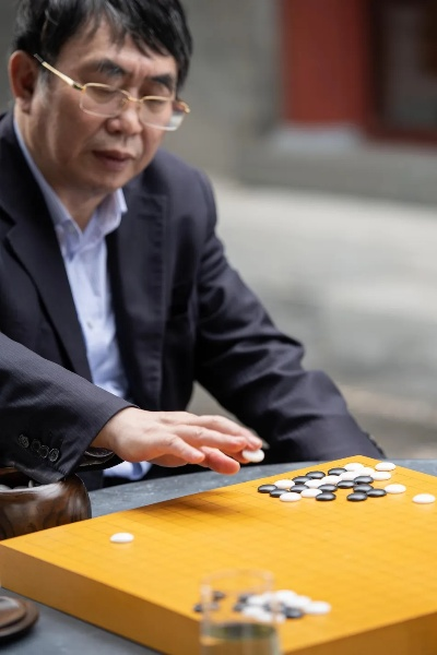 聂卫平力挺柯洁：戒骄戒躁，围棋之路更宽广