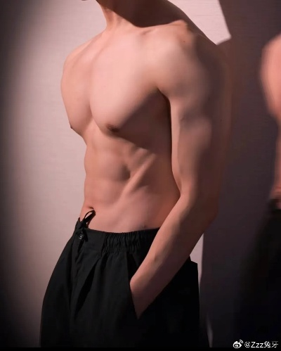 晒腹肌遭AI误判，维权新篇章开启