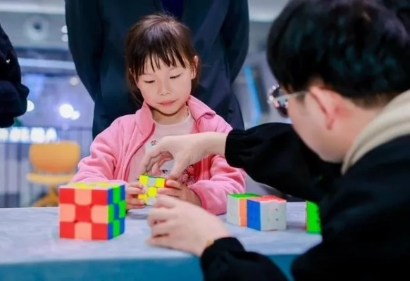 7岁女孩1天2刷魔方世界纪录，破圈的不是速度，是藏在拧动里的「游戏脑」密码？