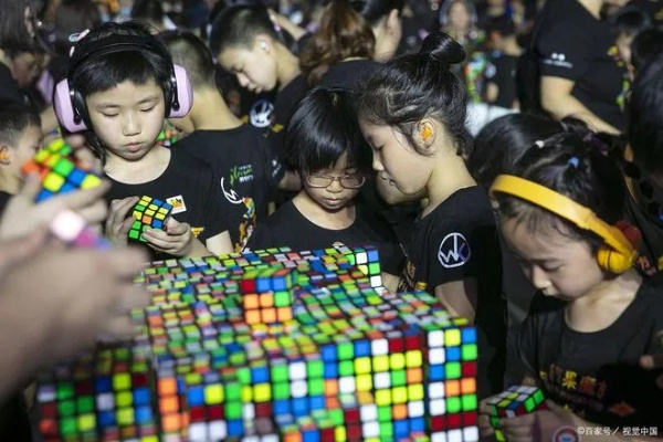 7岁女孩1天2刷魔方世界纪录，破圈的不是速度，是藏在拧动里的「游戏脑」密码？