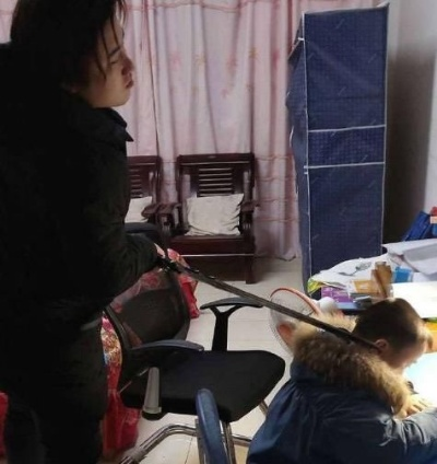 父亲怒锤桌桌，辅导作业致手骨折，揭秘教育焦虑真相
