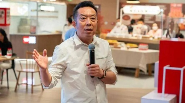 罗永浩污蔑贾国龙：服务员被迫下跪，揭露餐饮行业新痛点