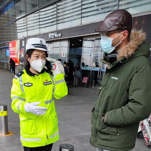 网约车紧急送医警车护航，司机违规事故全责反思安全行