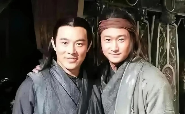 吴京李连杰谢霆锋主演,镖人风起大漠新篇章,热血江湖再掀风云 吴京李连杰谢霆锋主演,镖人风起大漠新篇章,热血江湖再掀风云