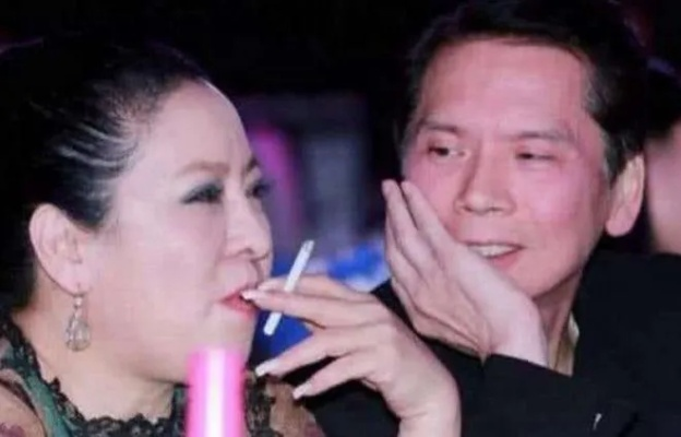 七年之痒终结者:向华强向太眼光独到,娱乐圈美女难入法眼 七年之痒终结者:向华强向太眼光独到,娱乐圈美女难入法眼