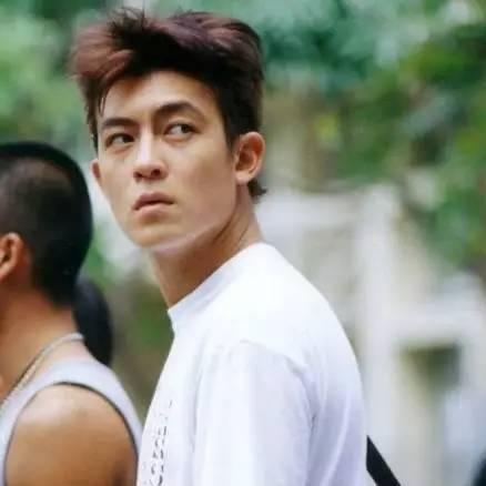 陈冠希近照再现赵本山神韵,网友热议:痞帅升级新风尚 陈冠希近照再现赵本山神韵,网友热议:痞帅升级新风尚