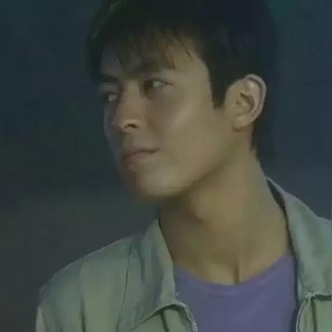 陈冠希近照再现赵本山神韵,网友热议:痞帅升级新风尚 陈冠希近照再现赵本山神韵,网友热议:痞帅升级新风尚