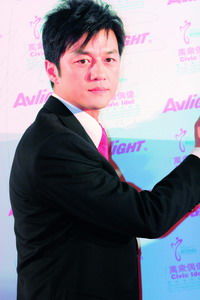 嫣然天使基金筹款暂停，李亚鹏捐款事件引发热议