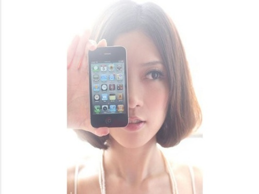 iPhone4美女17岁仍热议：时代变迁，青春永恒的见证