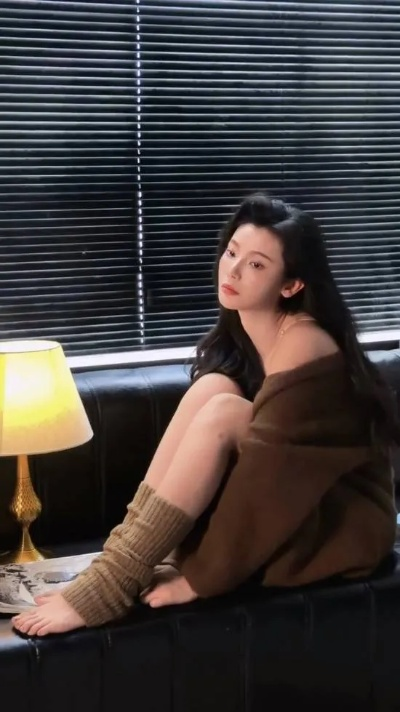 香肩诱惑！邻家御姐“浩浩妈”魅力升级，心动了吗？