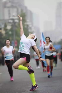 重庆马拉松悲剧:距终点两百米选手离世,主办方回应引关注 重庆马拉松悲剧:距终点两百米选手离世,主办方回应引关注