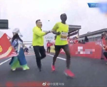 重庆马拉松悲剧:距终点两百米选手离世,主办方回应引关注 重庆马拉松悲剧:距终点两百米选手离世,主办方回应引关注