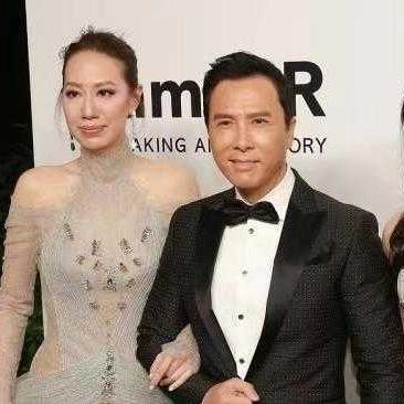 甄子丹22岁女儿惊艳亮相，吊带短裙长靴演绎熟女风潮