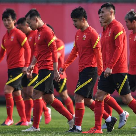 国足输越南后球员跪地致歉,106万元巨奖成泡影,反思体育精神再出发 国足输越南后球员跪地致歉,106万元巨奖成泡影,反思体育精神再出发