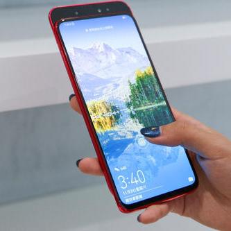 iPhone 18登顶热搜：果粉欣慰：全面屏设计超越挖孔屏