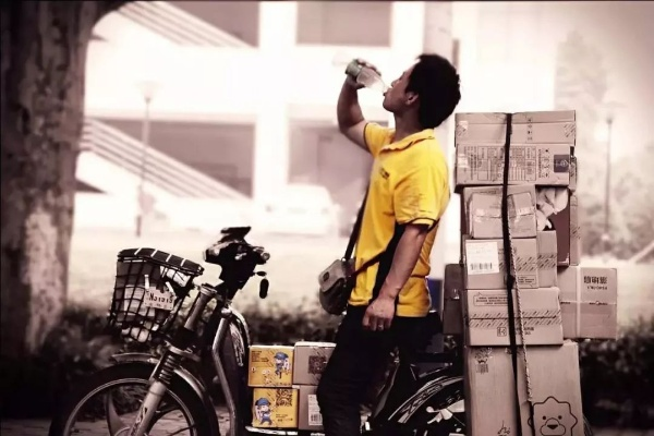 孤独骑士独守孤城,外卖传奇见证城市温暖 孤独骑士独守孤城,外卖传奇见证城市温暖