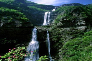 浙江大龙湫瀑布现神秘“龙眼”,网友热议:双眼皮奇观! 浙江大龙湫瀑布现神秘“龙眼”,网友热议:双眼皮奇观!