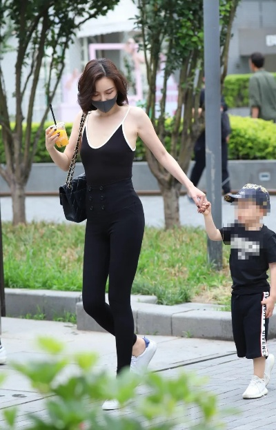 娃妈身材惊艳曝光，偶遇美女竟成焦点，曼妙曲线引人瞩目