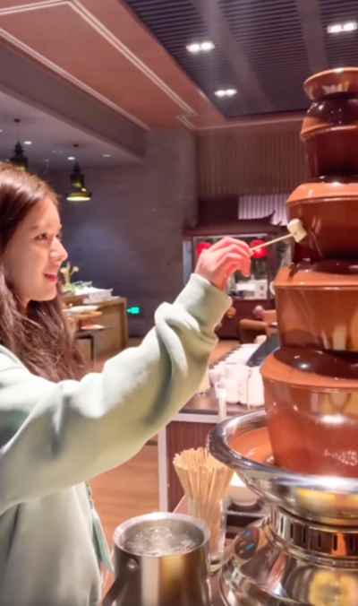 海南旅游偶遇明星！赵露思摆摊卖蛋烘糕，生活记录新视角