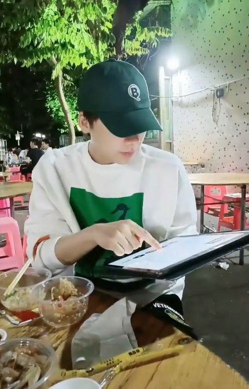 佐王同号直播引热议，网友感叹：明星效应新解读