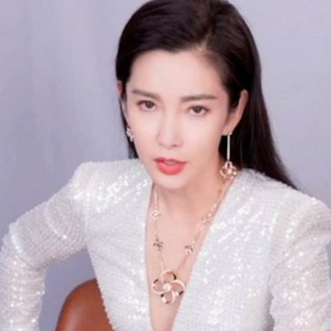 王力宏最新图片里的「游戏感穿搭」火了？玩家，这才是次元壁破防的正确姿势