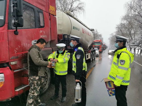 交警巧施策,冰坡逐车放行,科目二再现排队奇观 交警巧施策,冰坡逐车放行,科目二再现排队奇观