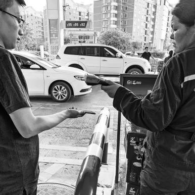 手机炸加油站？揭秘骗了多年的荒诞真相！