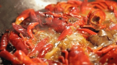 盒马虾煮后蓝汁揭秘：安全美味双重保障