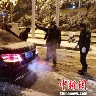 暴雪致高架车趴窝，坦克500单车显神威救援多辆