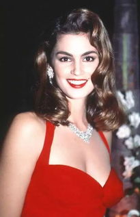 辛迪·克劳馥女儿凯雅·杰柏：辣照中成长，揭秘超模母女时尚传奇