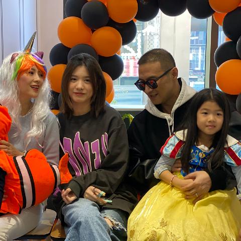 苹果派亲密名场面儿子目睹笑翻，揭秘亲子互动新风尚