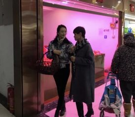 菜市场偶遇黄仁勋称首富 路人纠正:AI教父黄仁勋再引热议 菜市场偶遇黄仁勋称首富 路人纠正:AI教父黄仁勋再引热议